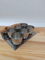 magnetische Schnaps Gläser auf magnetischem Tablar 