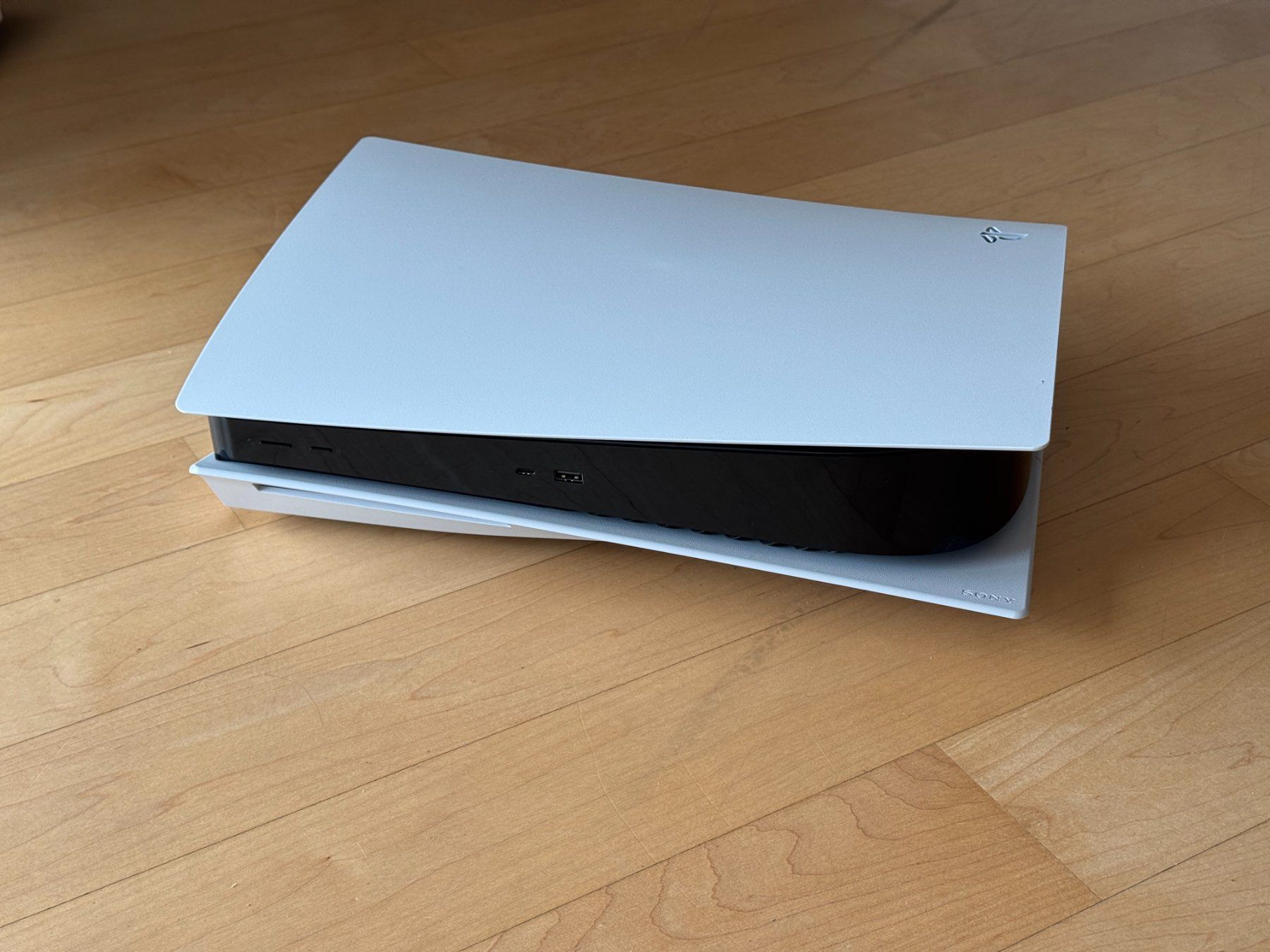 Sony Konsolen: Sony PlayStation 5 Disc Edition + 2 Controller + Ladestation – Gebraucht aus Rüschlikon von Mercatus_89 2
