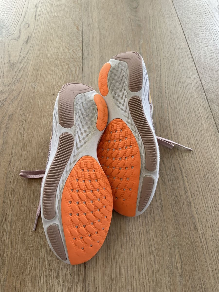 Nike Chaussures filles: Nike Kinderschuhe Grösse 37.5 – D'occasion à Hohenrain par Oters 4