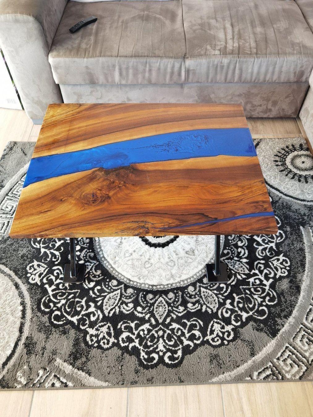 Tavoli: Couchtisch Nussbaum Massiv Epoxy – Usato da Aesch LU venduto da Cubic 2