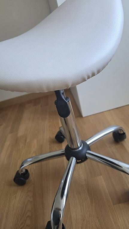 Hocker: Ergononischer Hocker in weiss
 – Gebraucht aus Effretikon von SuuitAnsch 2