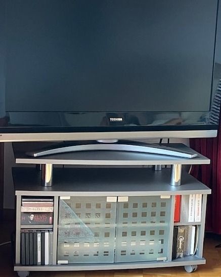 TV Möbel: Fernseher Toshiba REGZA mit Tisch – Gebraucht aus Zürich von JanetT01 3