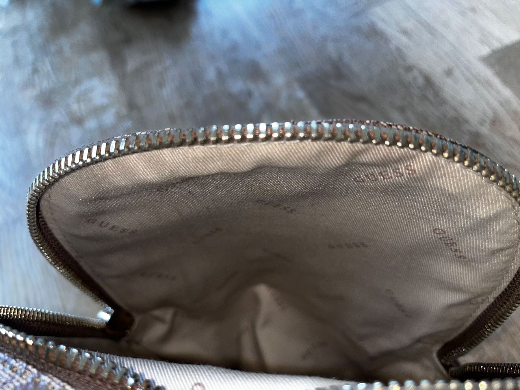 Guess Zaini: Guess Rucksack mit passender Guess Kappe_alles original_Top – Usato da Zürich venduto da Sammler777 5