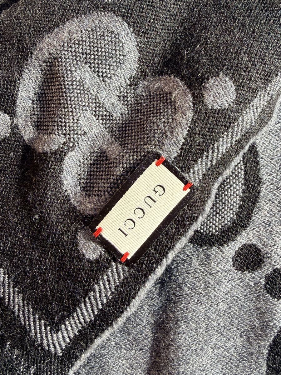 Gucci Foulard & Sciarpe: Écharpe Gucci chaude – Usato da Vétroz venduto da est_xyr5 2