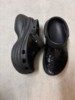 Crocs Plateau Clogs mit Wendepailletten-Schwarz-Grösse W7
