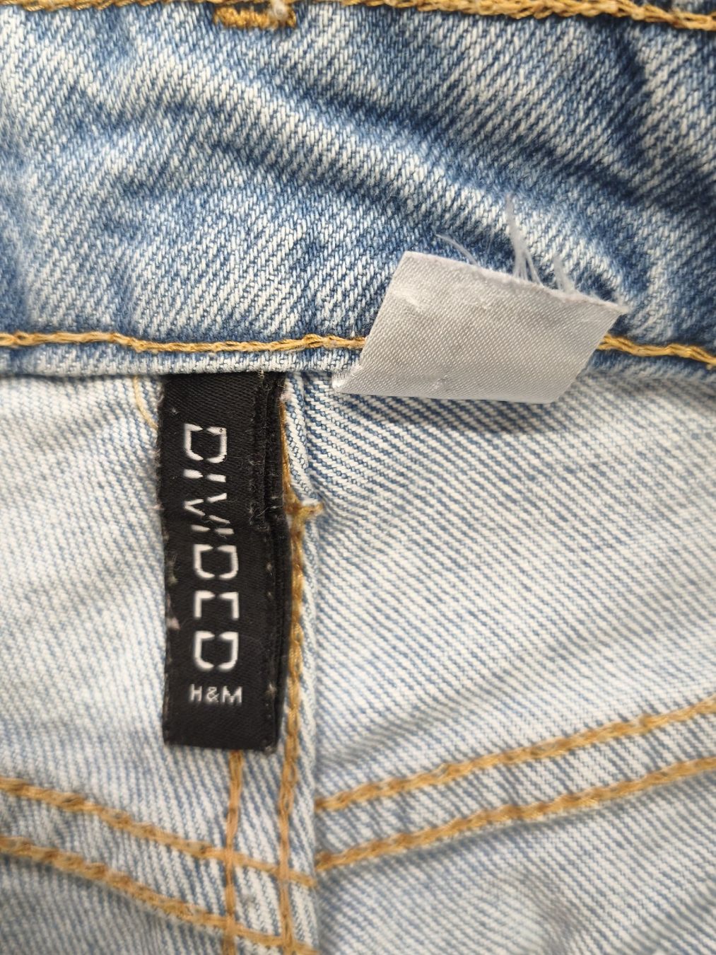 H&M Jeans: H&M Divided Jeans hellblau mit Rissen Grösse 36 – Nuovo (secondo la descrizione) da Emmetten venduto da SecondhandSiska 1