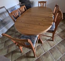Holz-Esstisch mit 6 Stühlen