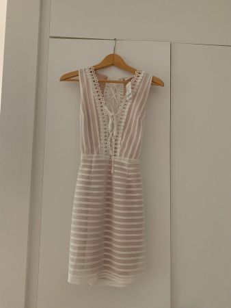 Festliches Kleid mit offenem Rücken