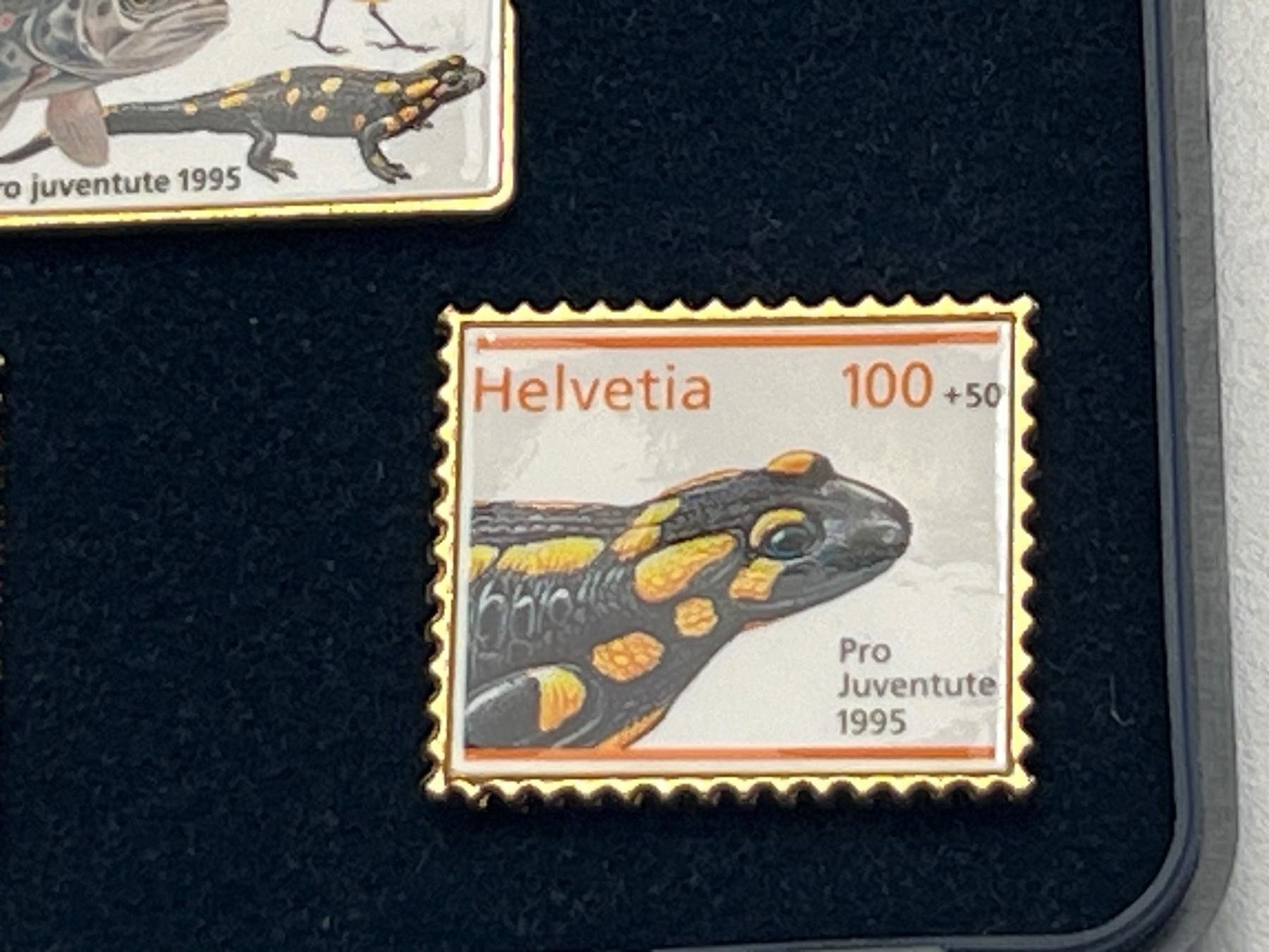 Tutti i francobolli: 2 Set Pro-Juventute-Pins 1993+1995 Briefmarken – Nuovo e nell'imballaggio originale da Vaduz venduto da Unikate-Markt 4