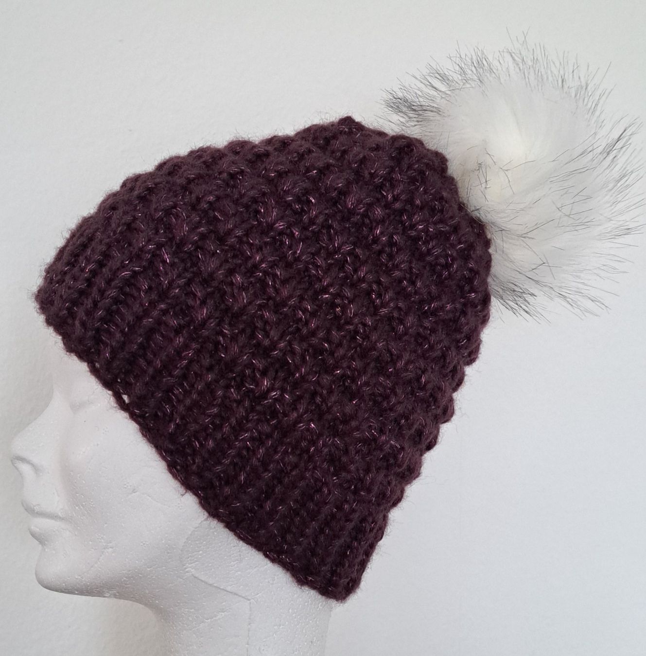 Hüte, Mützen & Caps: Handgestrickte Mütze_34 – Neu und originalverpackt aus Romanshorn von Octa27