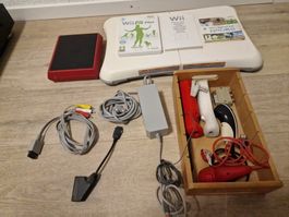 Wii Konsole mit Balance-Board und zwei Controllern