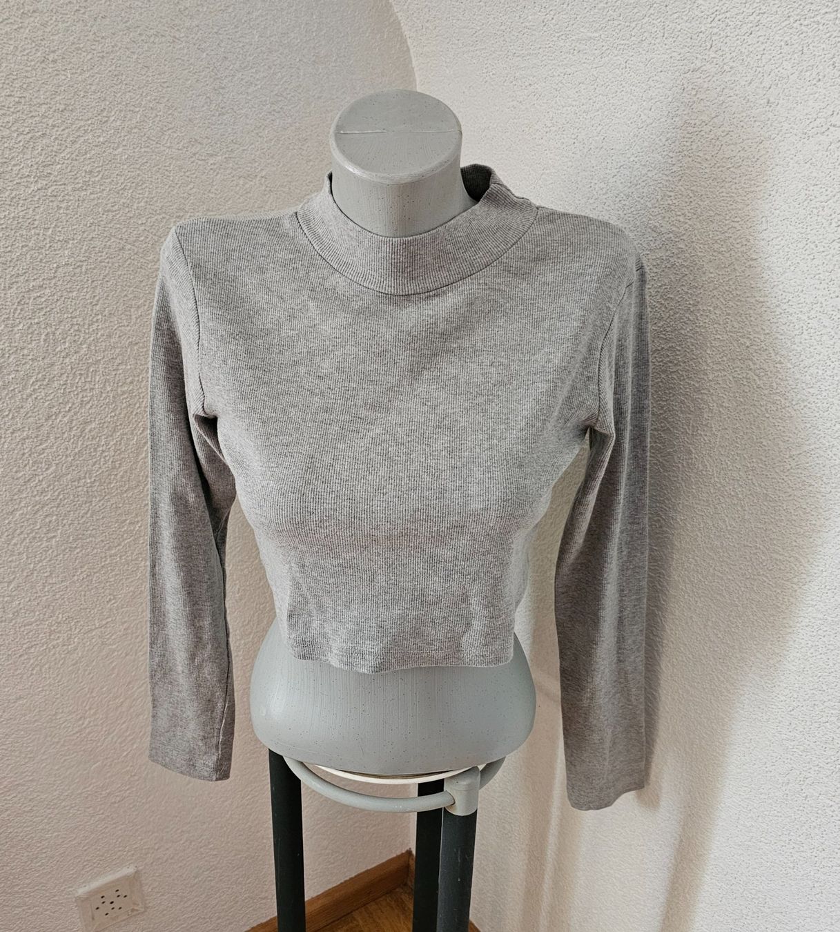 Pullover & Sweatshirts: MISSGUIDED Crop Shirt Grau ca. Gr. S – Gebraucht aus Füllinsdorf von Sunnebliemli7