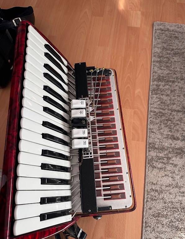 Strumenti musicali: Akkordeon rot – Usato da Döttingen venduto da nin_8qfr 3