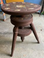 Alter Hocker dreibeini Holz braun bemalt zum Restaurieren
