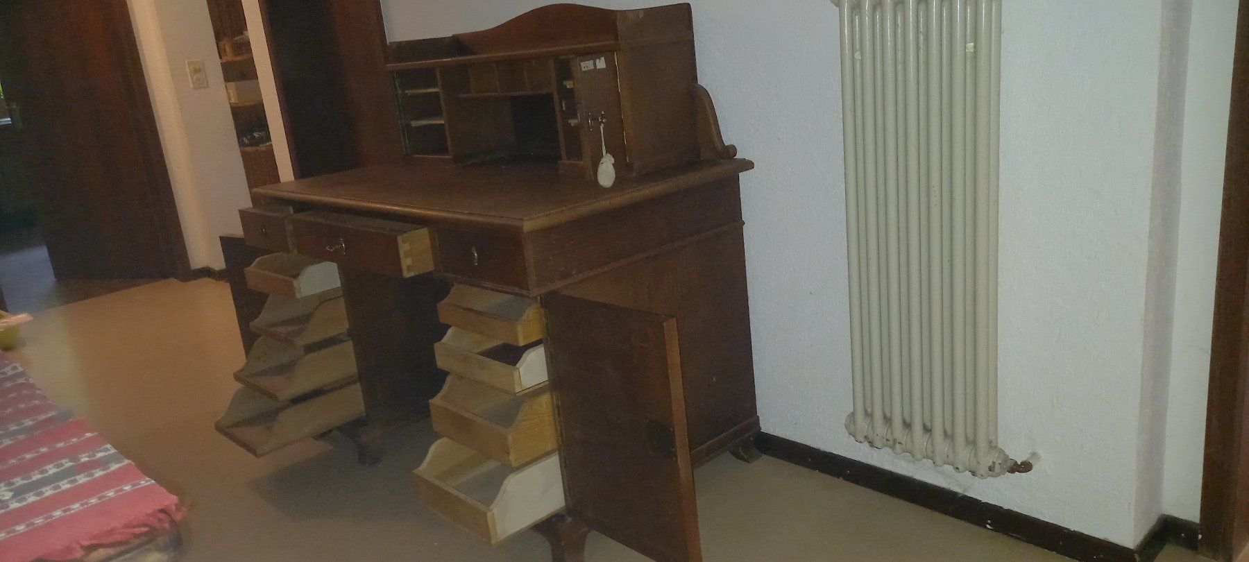 Schreibtische: Schreibtisch – Gebraucht aus Bärschwil von Wilertinu 1