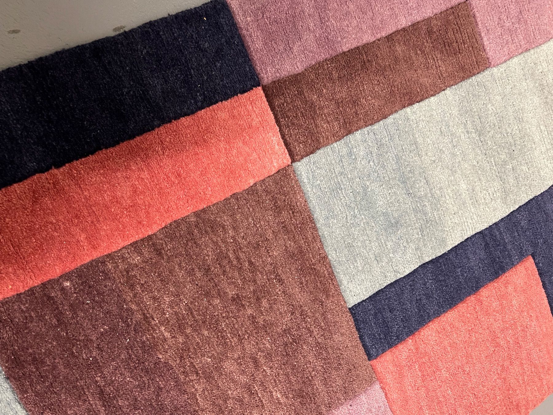 Tapis: Handgeknüpfter Teppich mit modernem Muster – Neuf (Voir description) à Wettingen par Lamadeux 1