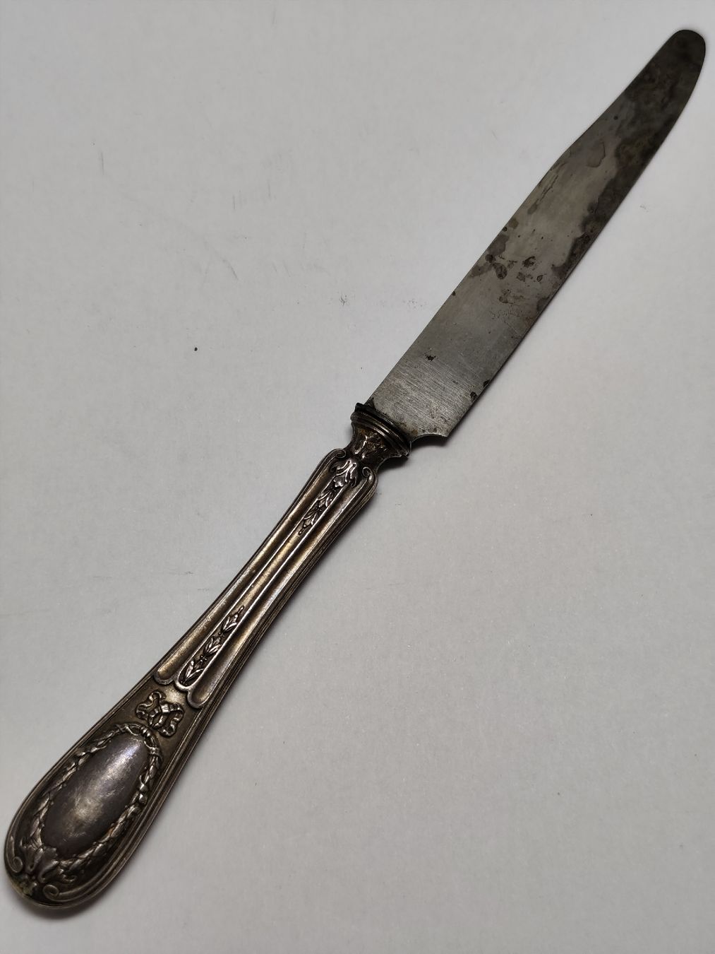 Besteck: Antikes Messer mit kunstvoll verziertem Silbergriff  – Gebraucht aus Châtelaine von Tropic.Watch2 1