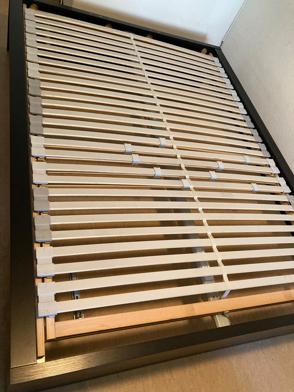 Letti: Schwarzes Bettgestell 140x200cm mit Lattenrost – Usato da Zürich venduto da mdmey 2