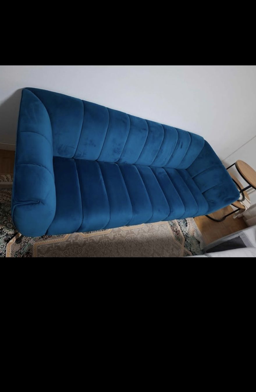 Sofas: Sofa mit Hocker blau Samt guter Zustand – Gebraucht aus Bern von gho_7b72