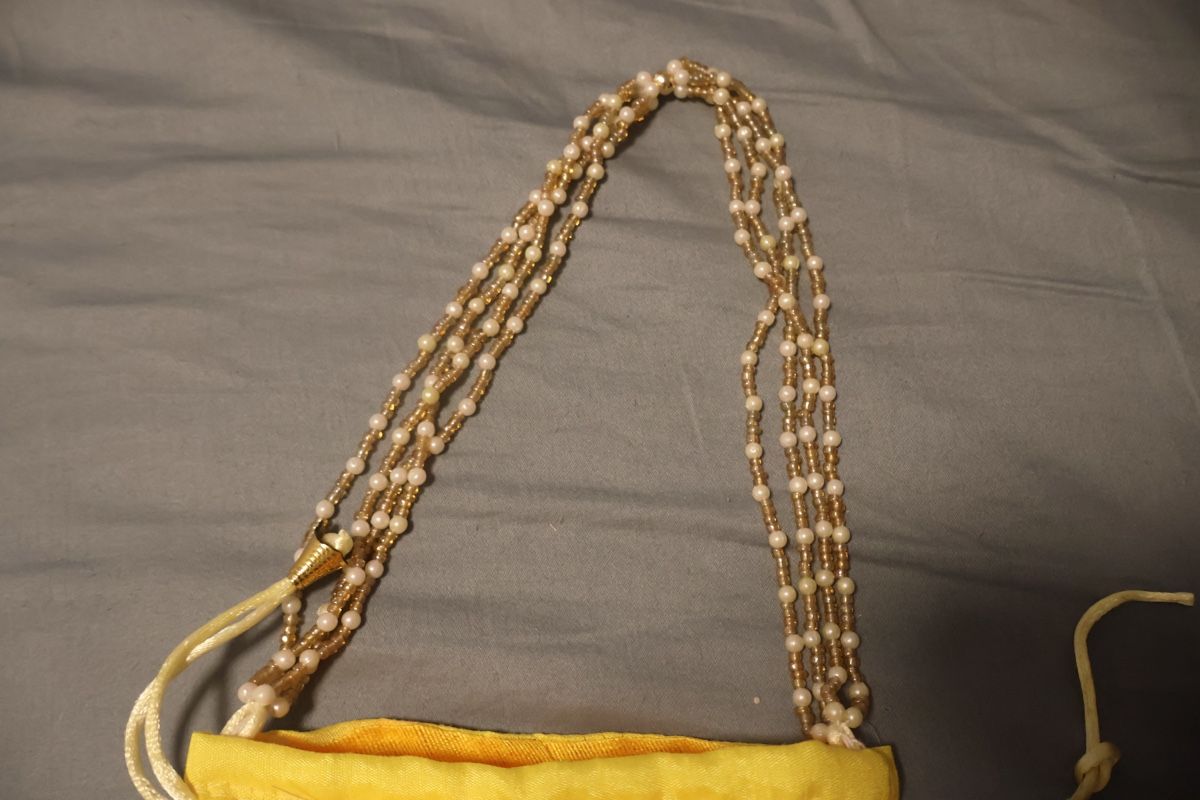 Taschen für Damen: Beuteltasche gelb mit Perlenkette – Neu (gemäss Beschreibung) aus Bösingen von ash_jnn8 1