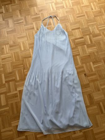 Langes leichtes Sommerkleid mit tiefem Rücken