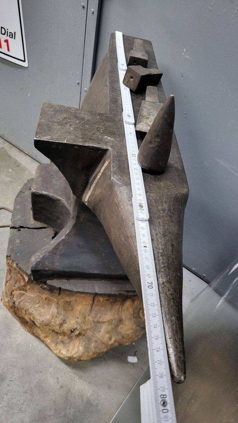 Attrezzi da lavoro: Amboss mit Holzfuss und Einsätzen – Usato da Hallwil venduto da cao_x7wb 1