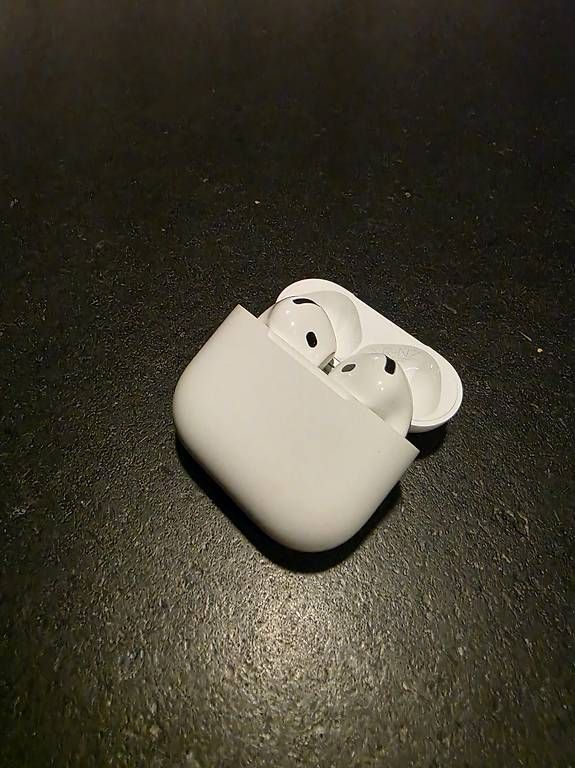 Apple Kopfhörer: Einwandfreie Apple Airpods 4 ANC – Gebraucht aus Othmarsingen von Oepfel 1