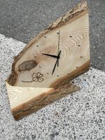 Holz-Uhr mit Baumkante & Kleeblatt-Motiv, Handarbeit