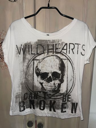 Weisses T-Shirt mit Totenkopf-Motiv,