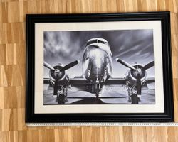 2 gerahmte Schwarz-Weiß-Bilder – Flugzeug & Oldtimer