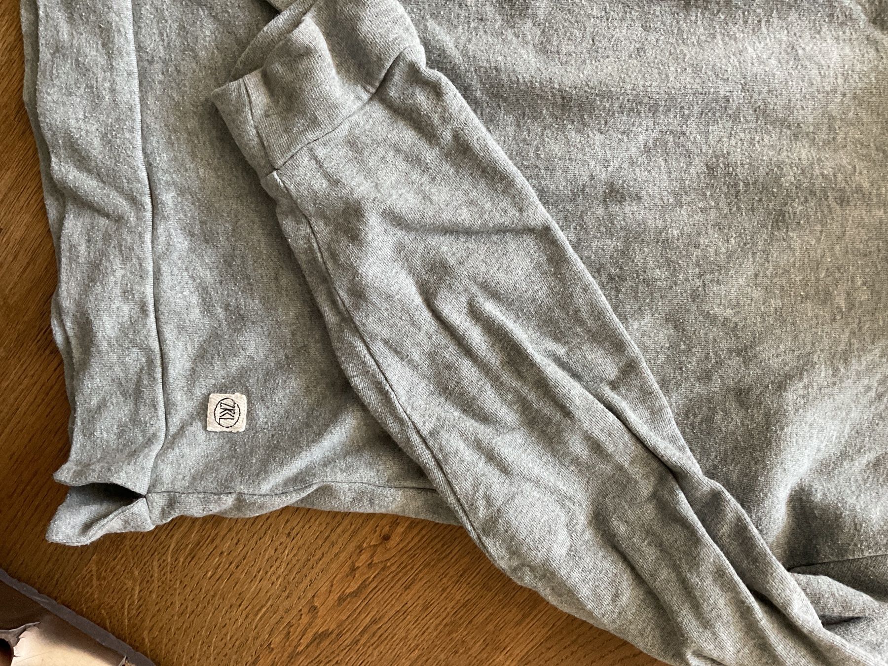Maglioni & Felpe: Grauer Kapuzenpullover  Grösse S we are ZRCL – Usato da Basel venduto da cme03 2