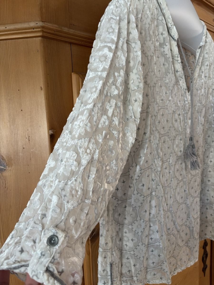 Nile Blusen: NILE Bluse mit Muster Grösse M neuwertig 80% Viskose – Neu (gemäss Beschreibung) aus Bassersdorf von mmo_gcx7 1