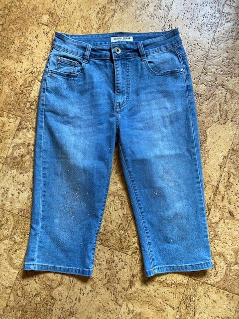 Jeans: Damen Jeans Capri hellblau mit Strass, Grösse 34 – Usato da Ergisch venduto da July64