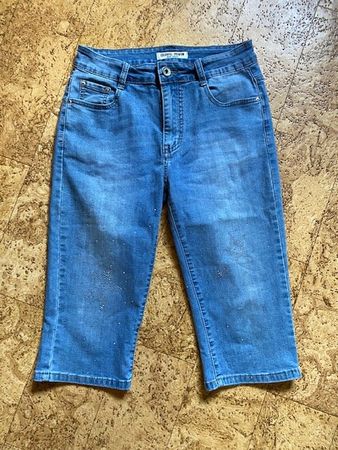 Damen Jeans Capri hellblau mit Strass, Grösse 34