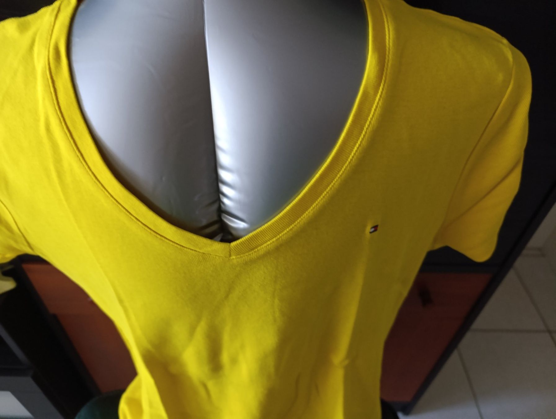 Tommy Hilfiger T-Shirts: T-shirt Tommy Hilfiger jaune – Neu (gemäss Beschreibung) aus St-Cergue von Neviana 1