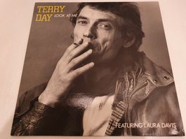 Terry Day Featuring Laura Davis – Look At Me