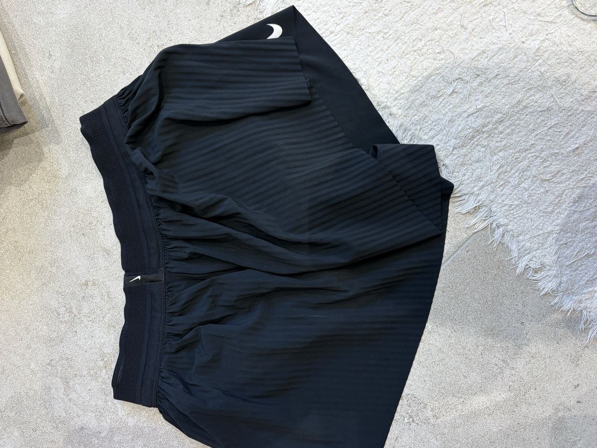 Nike Leggings: Nike black running shorts – Usato da La Conversion venduto da chi_td5v 3