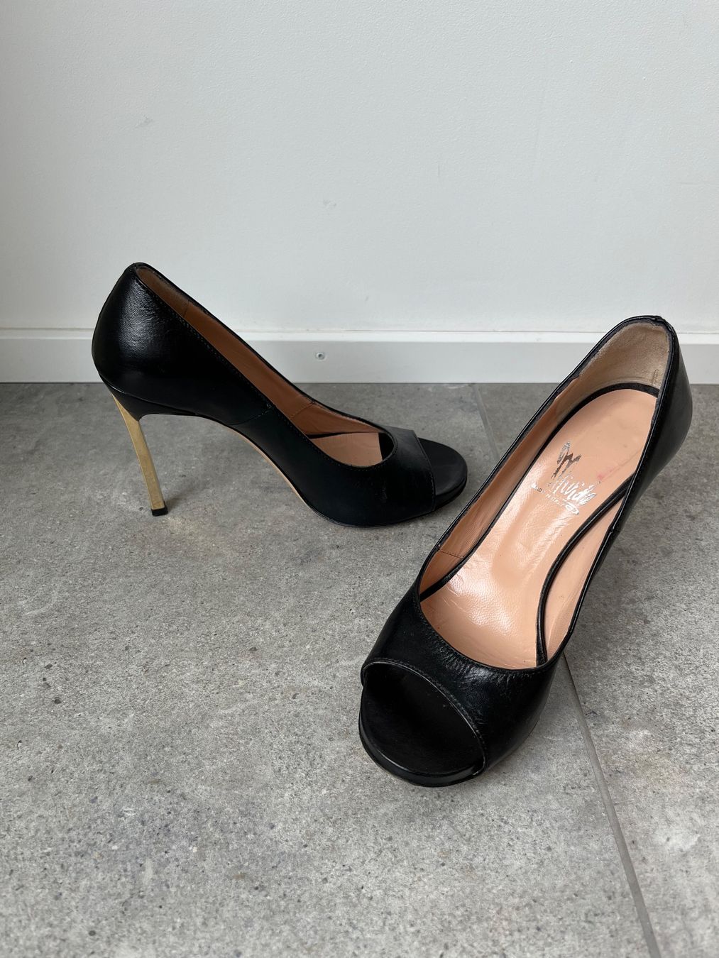 Scarpe da donna: Offene Leder Pumps Gr. 37 schwarz – Usato da Ebmatingen venduto da Londoner18 4