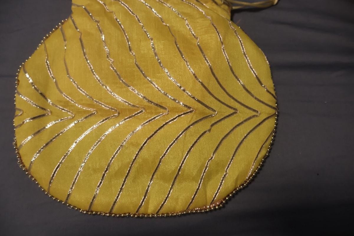 Taschen für Damen: Beuteltasche gelb mit Perlenkette – Neu (gemäss Beschreibung) aus Bösingen von ash_jnn8 2