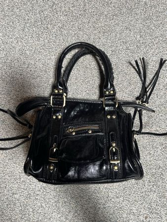 Schwarze Lack Handtasche mit Fransen