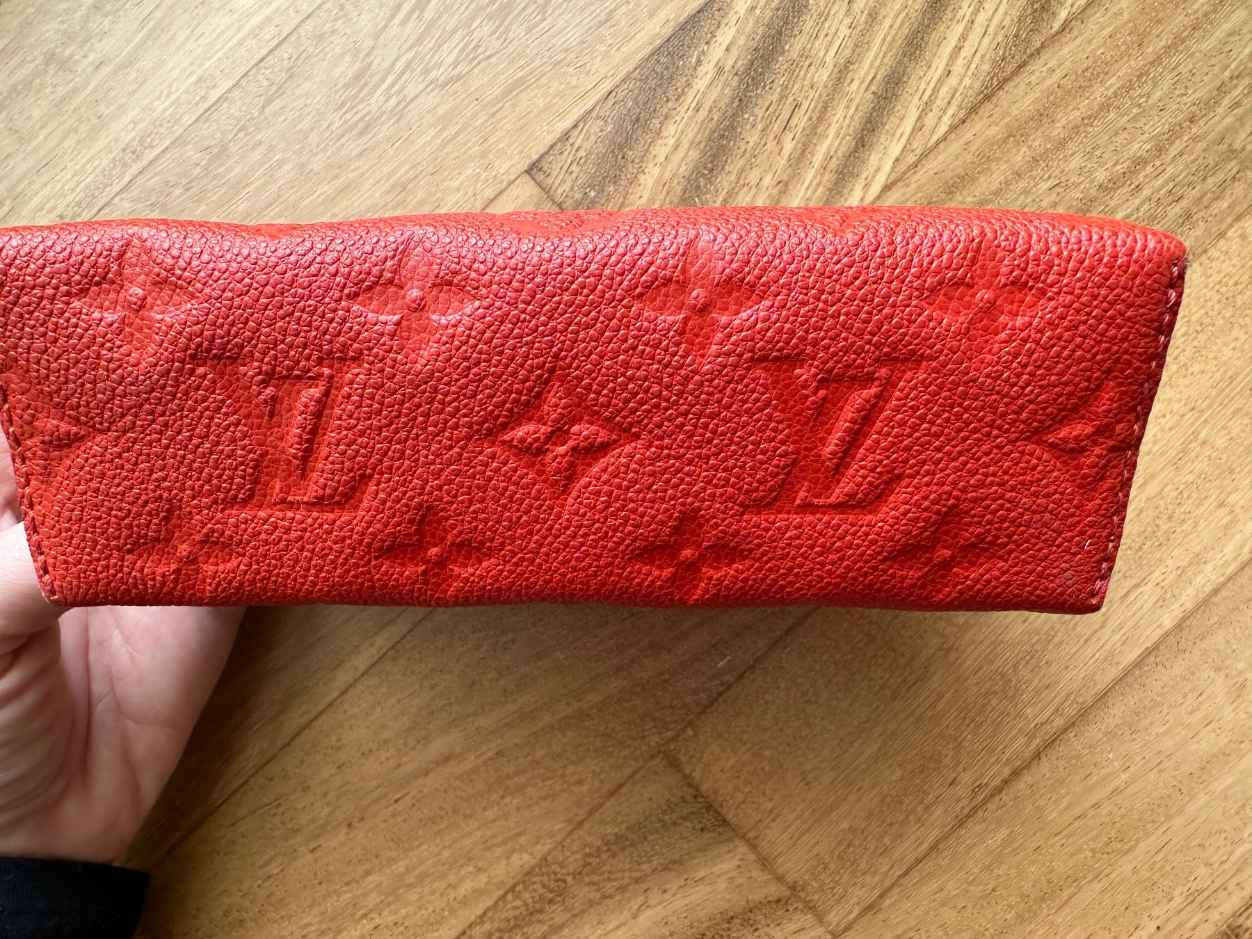 Louis Vuitton Custodie per cosmetici: Louis Vuitton Kosmetiktasche PM Orient Empreinte Rot – Usato da Muri AG venduto da engelsherzli 6