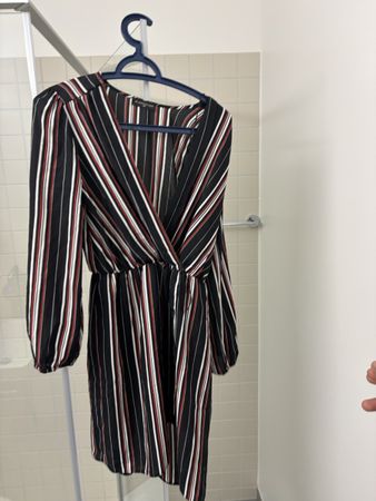 Chemise à rayures noires, blanches et rouges taille M