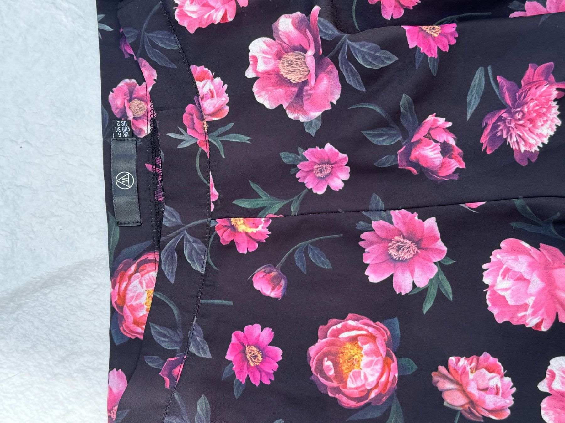 Pantaloni: Short évasé noir avec imprimés fleurs rose T.34 – Nuovo (secondo la descrizione) da Vandoeuvres venduto da Zoccoli11 2