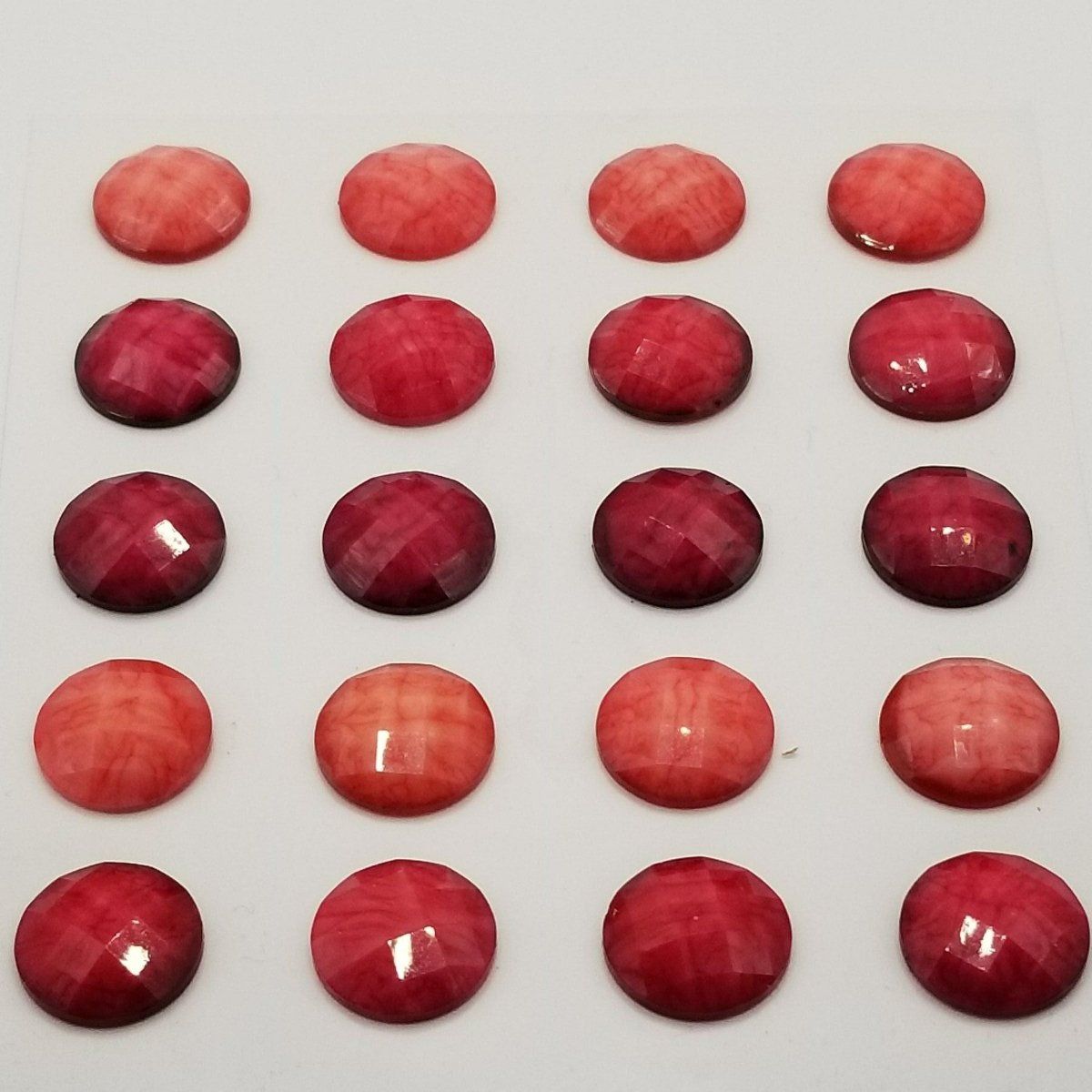 Sticker: 20 Strasssteine rot rund selbstklebend Deko – Nuovo e nell'imballaggio originale da Frauenkappelen venduto da 77Adi