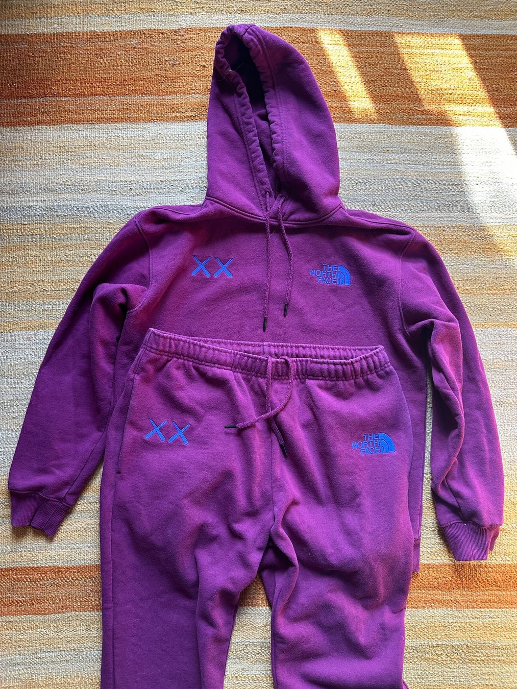 Lotti di vestiti: North Face x Kaws Jogging Suit – Usato da Villars-Burquin venduto da Iliasso