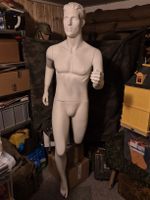 Schaufensterpuppe, ganz, 190cm hoch, rennt, mit Bodenplatte