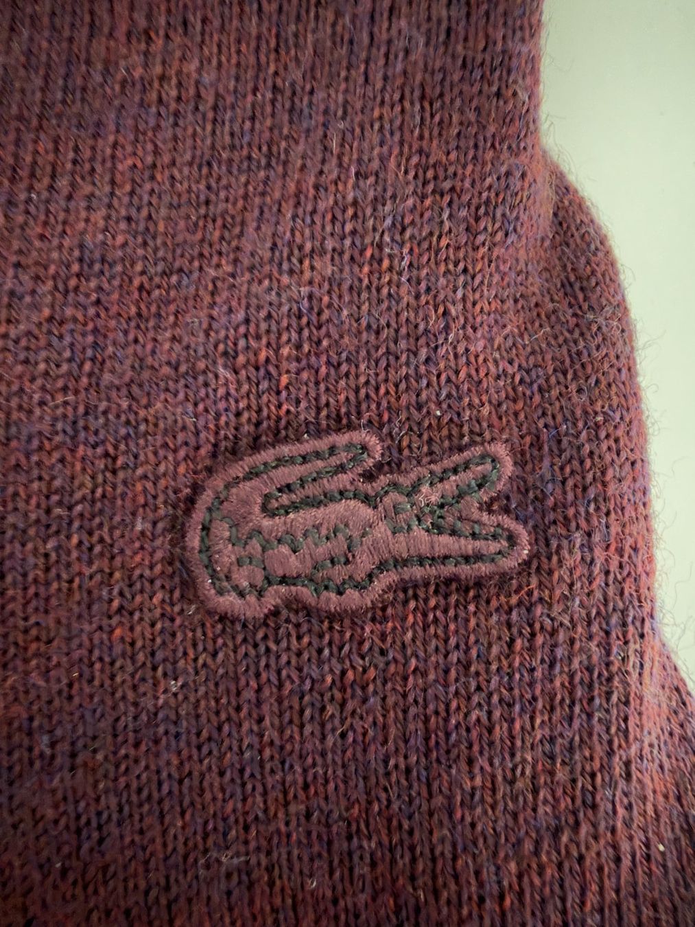 Lacoste Pullover & Sweatshirts: Pull Lacoste col V bordeaux - Taille 3 / S – Gebraucht aus Fully von Avranville 1