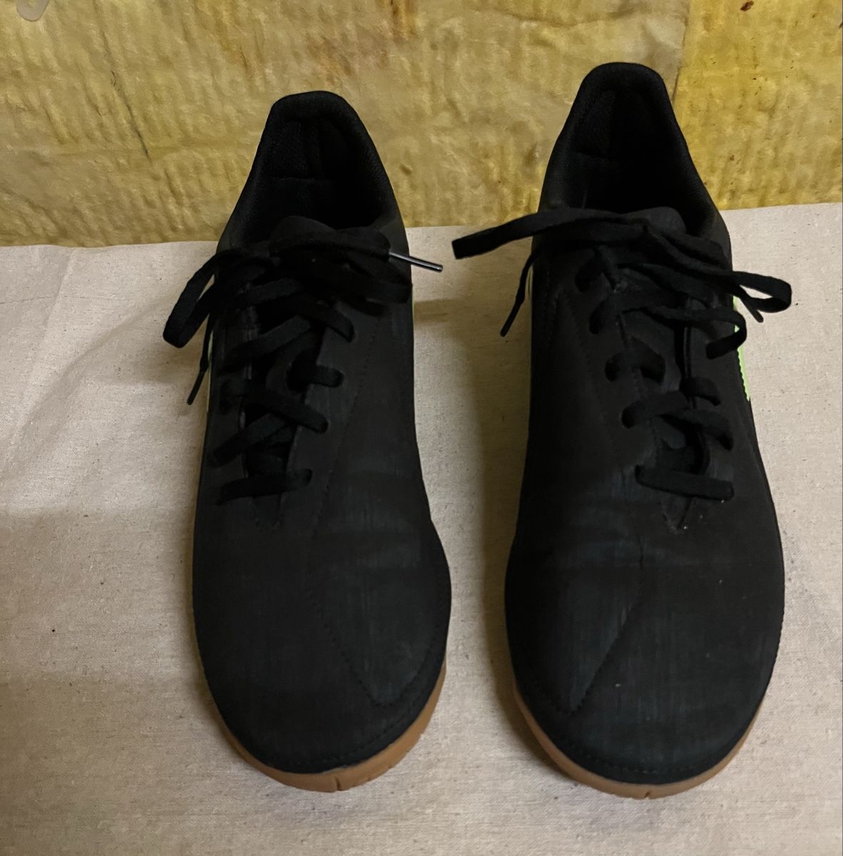 Scarpe per ragazzi: Schöne ADIDAS Hallenschuhe, Grösse 42 – Usato da Zollikerberg venduto da elbamania 1