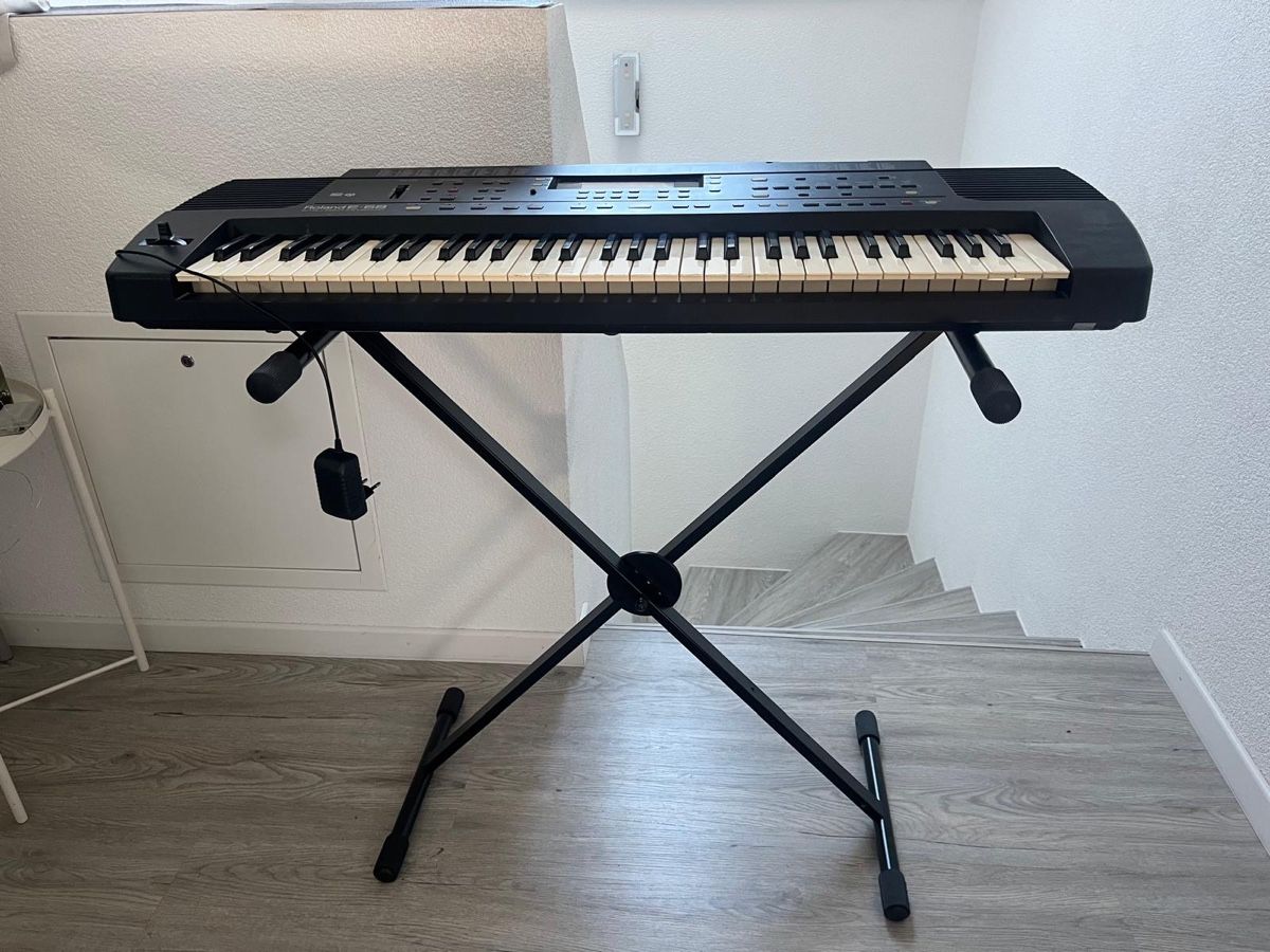Roland Musikinstrumente: Keyboard Roland E-68 mit Ständer gebrauchter Zustand – Gebraucht aus Wittenbach von NeuSell85 2