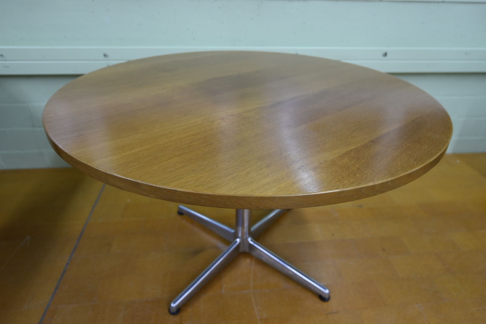 Tavoli: Designer Tisch mit Aluminium Fuss – Usato da Lichtensteig venduto da Polsterwerk 5
